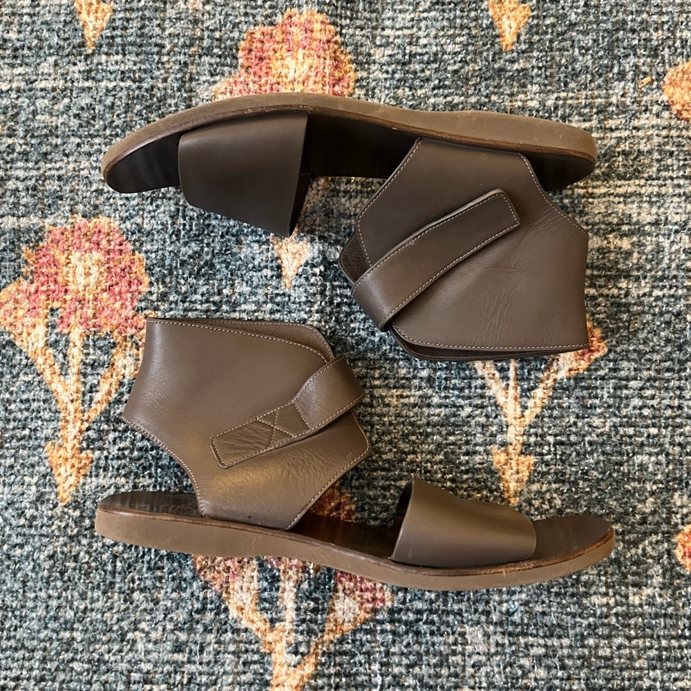 VINCE. Grey Leather Sandals